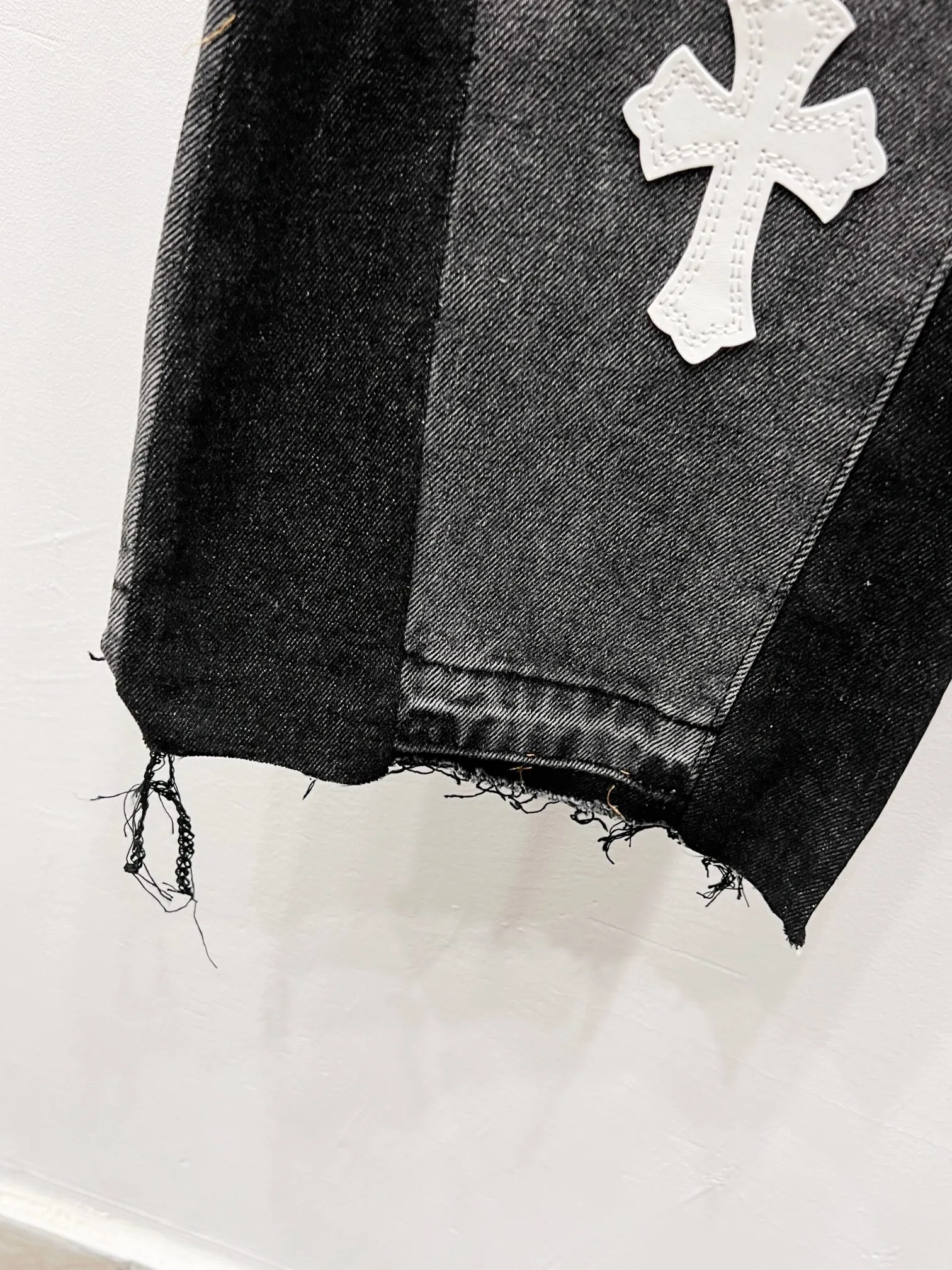P250 Style No.: (c061) GALLERY DEPT & Chrome Hearts Co-branded spliced cross loose washed flared jeans to truly restore the ultimate vintage texture. The original hardware accessories, washed and other elevators, QR code analysis are all purchased from the original factory, with a high degree of restoration. You are welcome to compare with a certain product ~ Three-dimensional version Loose and comfortable, not picky about the body shape, taller and slimmer, factory Seiko, original factory quality control, same style for men and women, can be matched with couples, versatile recommendation Jeans that are a must-have for all seasons. Trendy people have been disappointed. From the quality selection of fabrics, the tailoring of details, and the matching of patterns, they are all impeccable! The upper body is so handsome when worn...it can be easily worn by men, women and children! The craftsmanship uses heavy-duty washed pure cotton denim fabric. After washing, it is soft and thick. It is very stylish when worn on the body. Size: 28, 30, 32, 34, 36 (S-XXL) Color: Stitching